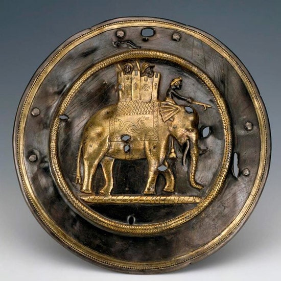 Phalera de plata con elefante de batalla con torre