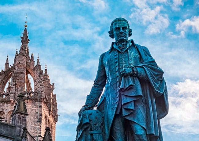 Estatua de Adam Smith en Edimburgo